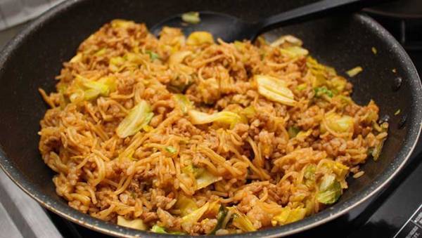 料理人が伝授する『賄いのそばめし』の作り方　「お腹が減ってきた」