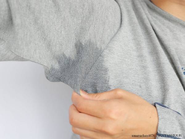 夏に覚えておきたい！脇の汗ジミが目立ちにくい『洋服の色』　逆に一番目立つ色は…