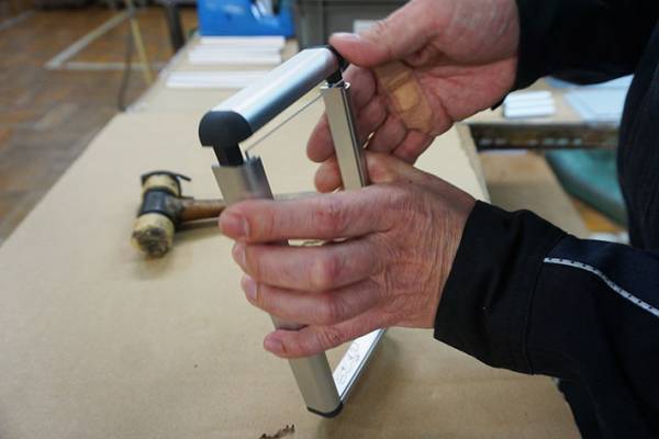 ボロボロになった『うまい棒』を手に悲しむ孫　祖父が、愛する孫のため立ち上がる！