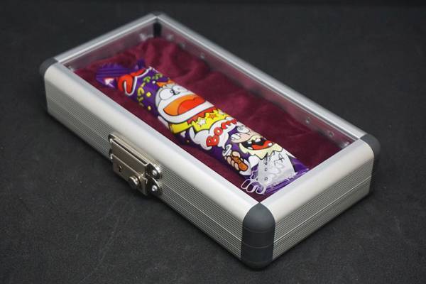 ボロボロになった『うまい棒』を手に悲しむ孫　祖父が、愛する孫のため立ち上がる！