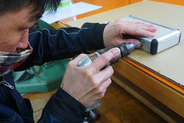 ボロボロになった『うまい棒』を手に悲しむ孫　祖父が、愛する孫のため立ち上がる！