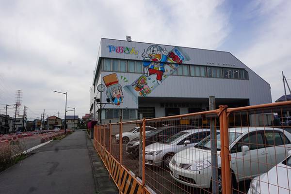 ボロボロになった『うまい棒』を手に悲しむ孫　祖父が、愛する孫のため立ち上がる！