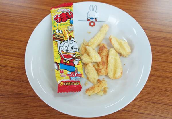 ボロボロになった『うまい棒』を手に悲しむ孫　祖父が、愛する孫のため立ち上がる！