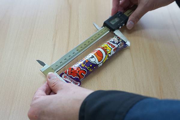 ボロボロになった『うまい棒』を手に悲しむ孫　祖父が、愛する孫のため立ち上がる！