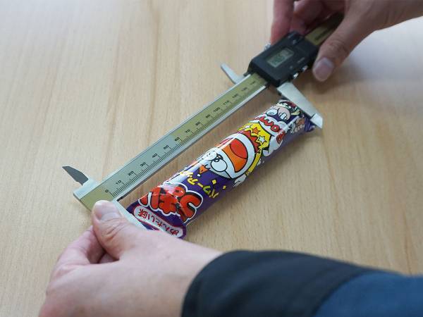 ボロボロになった『うまい棒』を手に悲しむ孫　祖父が、愛する孫のため立ち上がる！