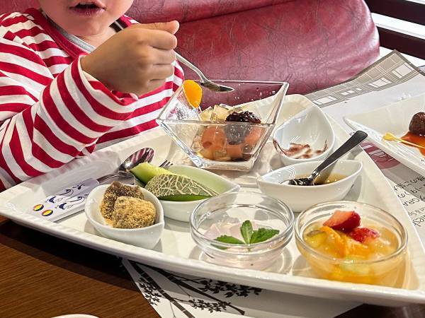 我が子のため、デザートを取りに行こうとした母親　その瞬間、ホテルスタッフが制止してきて？