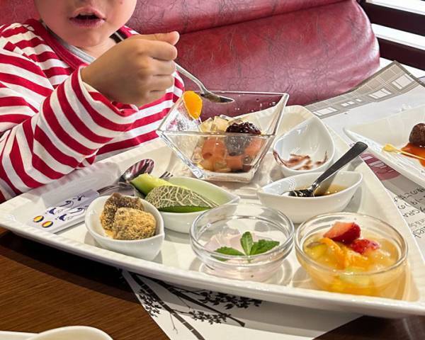 我が子のため、デザートを取りに行こうとした母親　その瞬間、ホテルスタッフが制止してきて？