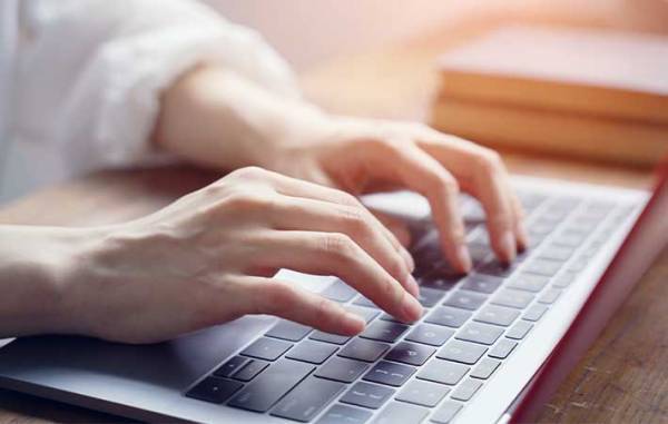 職場でこっそりストレス発散をしていたら…　上司にバレて面談に