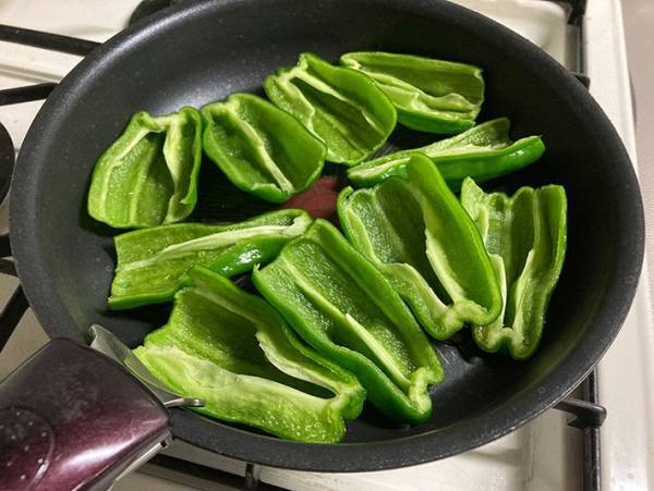 「今日のもう一品が決まった」　ツヤツヤの見た目がたまらない、ピーマンの焼きびたし