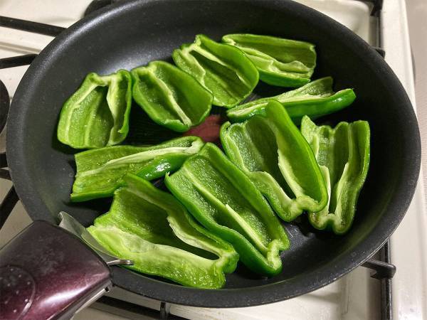 「今日のもう一品が決まった」　ツヤツヤの見た目がたまらない、ピーマンの焼きびたし