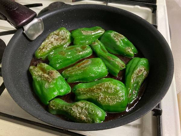 「今日のもう一品が決まった」　ツヤツヤの見た目がたまらない、ピーマンの焼きびたし