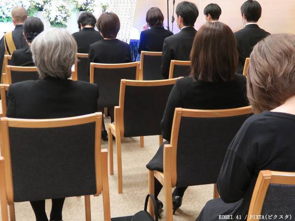 祖母の葬儀中に親族が挙手　続く展開に５万人が感動したワケ