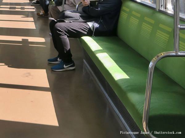 電車で財布を拾った女性　親切心から駅員に届けようとするも　『その後』怒りが爆発！