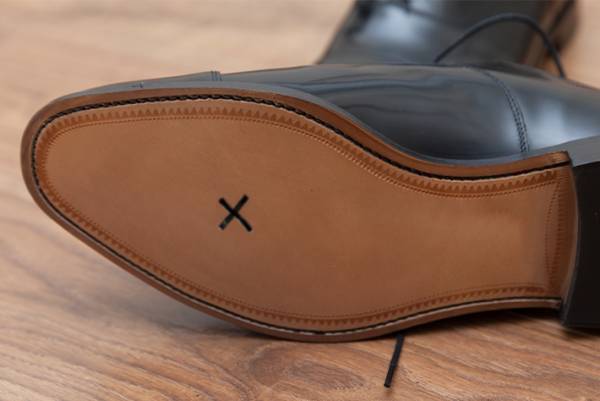 「やってた！」「何それ？」　新品の靴の裏に『×』を書く理由は…？
