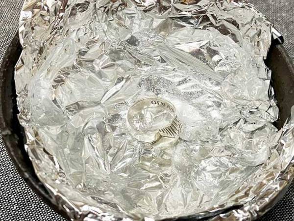 浸けて拭くだけ！　黒ずみを放置したアクセサリーの『簡単なクリーニング方法』