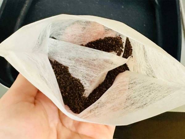 紅茶をいれた後のティーパック　捨てる前の再利用法に「そんな効果が！」「いい香り」