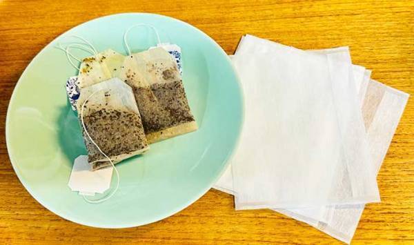 紅茶をいれた後のティーパック　捨てる前の再利用法に「そんな効果が！」「いい香り」