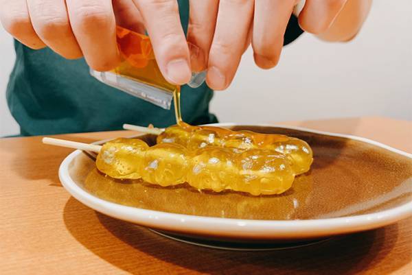 常温で売られていたわらびもち　冷蔵庫で冷やしてから食べてみると…？