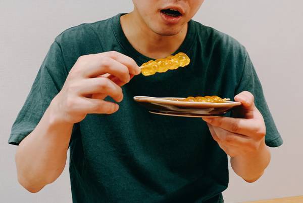 常温で売られていたわらびもち　冷蔵庫で冷やしてから食べてみると…？