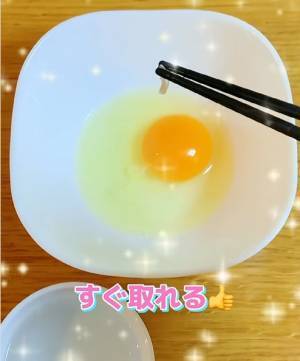 ボウルに落ちた卵の殻　一瞬で取り出す方法に「めちゃくちゃ助かる」「すごい！」