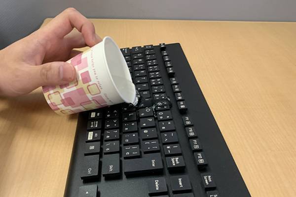 「やっちまった…！」キーボードに飲み物をこぼした男性　焦らずに済んだ理由は…？