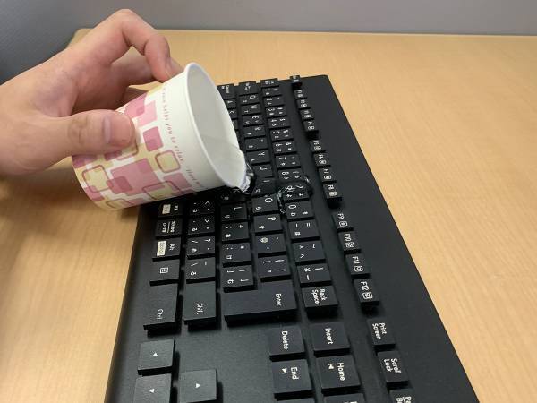 「やっちまった…！」キーボードに飲み物をこぼした男性　焦らずに済んだ理由は…？