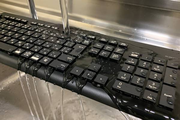 「やっちまった…！」キーボードに飲み物をこぼした男性　焦らずに済んだ理由は…？