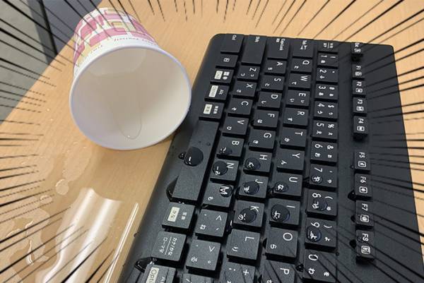 「やっちまった…！」キーボードに飲み物をこぼした男性　焦らずに済んだ理由は…？