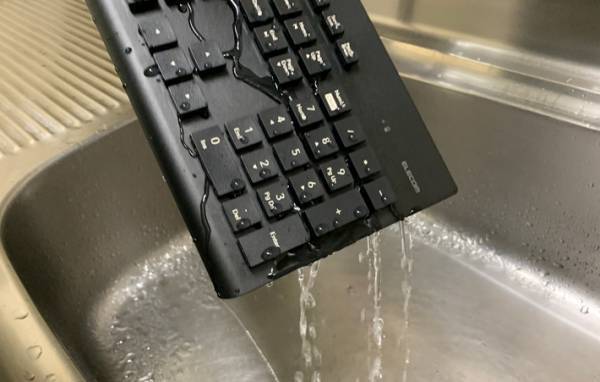 「やっちまった…！」キーボードに飲み物をこぼした男性　焦らずに済んだ理由は…？