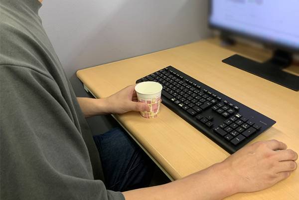 「やっちまった…！」キーボードに飲み物をこぼした男性　焦らずに済んだ理由は…？