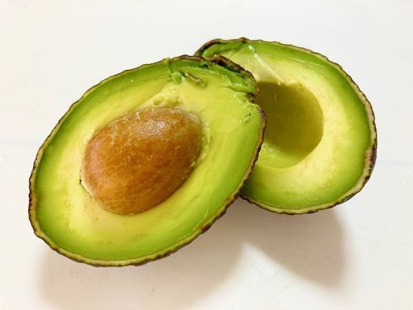 包丁を使わずアボカドの種を取る方法に「めっちゃ助かる」「これやります」