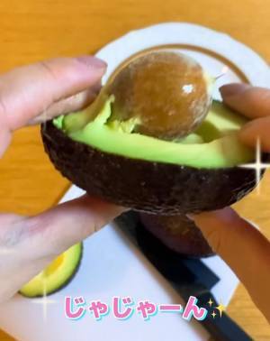 包丁を使わずアボカドの種を取る方法に「めっちゃ助かる」「これやります」