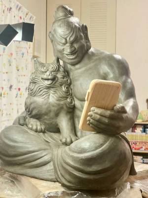 スマホを手にした仁王像に「まさしく尊い」「見てるこっちも顔が緩む」