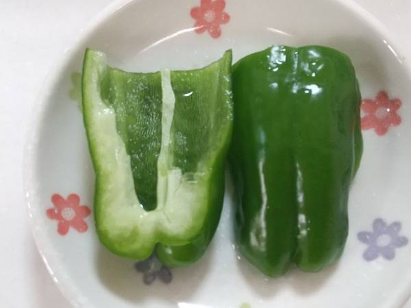 取りにくいピーマンの種　まさかのアレで一瞬　「すごすぎる」「真似する」