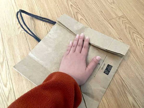 不器用でもできる、紙袋に物が入らない時の対処法　「あまりにも簡単」「これは使える」