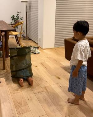 即終了…！？　かくれんぼ中の２歳児が隠れた場所に、ニッコリ