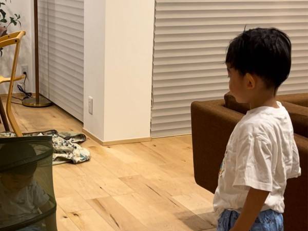 即終了…！？　かくれんぼ中の２歳児が隠れた場所に、ニッコリ