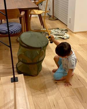 即終了…！？　かくれんぼ中の２歳児が隠れた場所に、ニッコリ