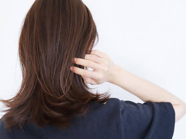 ヘアゴムなしで髪をまとめるテクニック　「すばらしい」「ラーメン食べる時に使える」