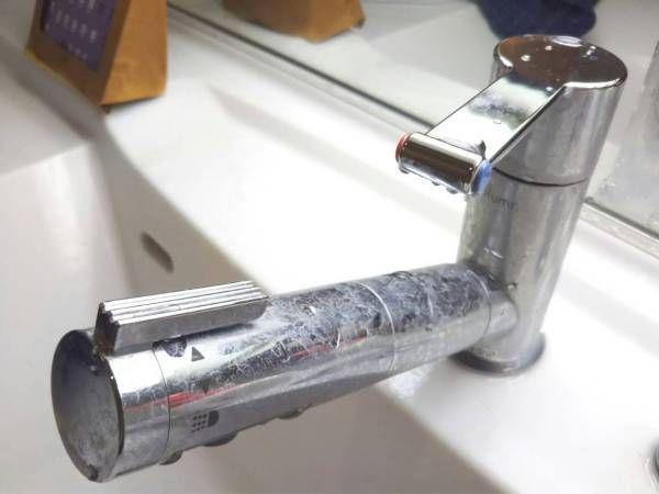 蛇口のカリカリ汚れを落とす方法に「とても参考になる」　つまようじと○○を使って…？