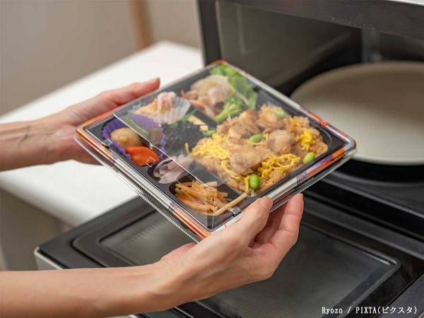 電子レンジの中が燃えた時、絶対にNGな行動とは？