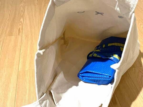 IKEAのバッグ、こうすればかさばらない！　超コンパクトな畳み方に「次からこうする」
