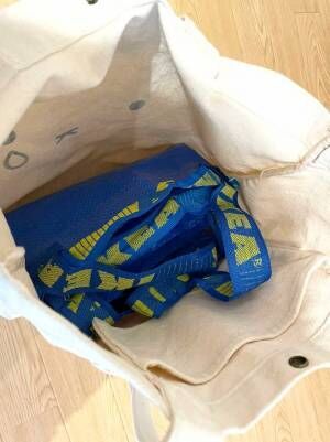 IKEAのバッグ、こうすればかさばらない！　超コンパクトな畳み方に「次からこうする」