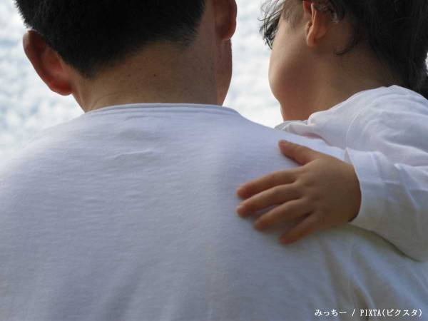 ６歳の娘を抱っこする父親に驚いた男性　続く展開に「本当にそう！」「すごい」