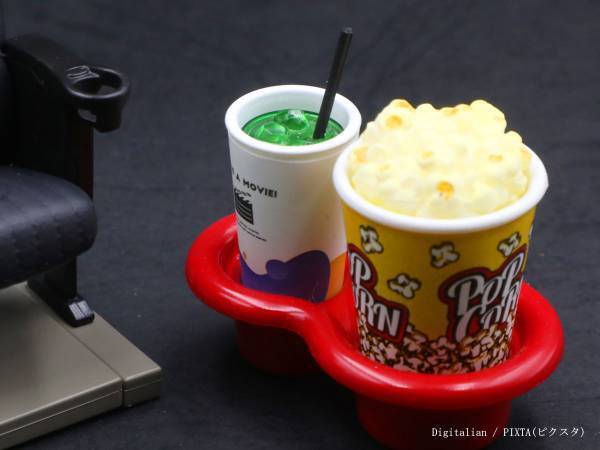 女子高生の振る舞いに「ありがたい」「確かに気になる」　映画上映中、声優の隣で…