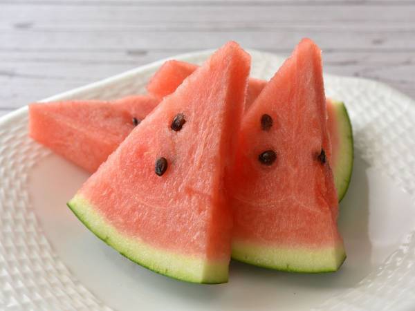 「これならやれそう」「すご！」　スイカの種が簡単に取り除ける切り方