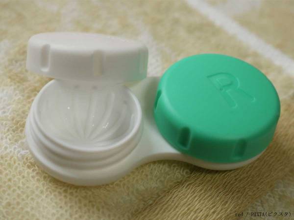 置き場に困るコンタクトケース　１００均収納アイディアに「これはすごい発見」