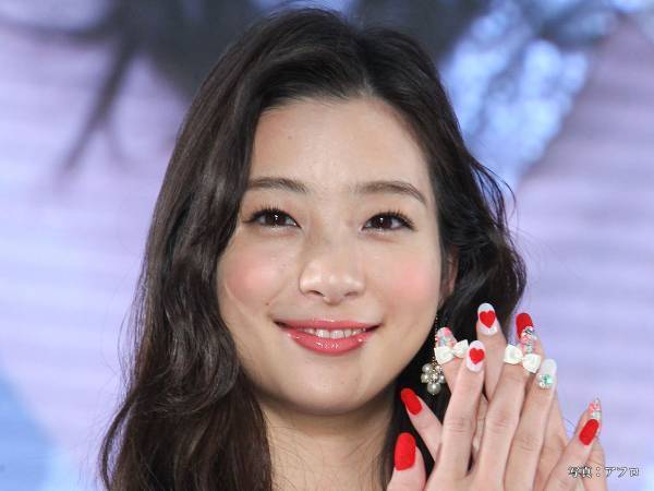 足立梨花が結婚を発表　会見も予定「嘘偽りなく誠意をもって答えさせていただきます」