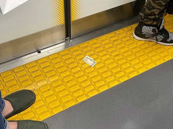 電車内で『驚きの落とし物』を発見　「自分なら…」「ドッキリじゃないよね？」