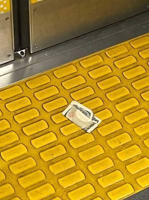 電車内で『驚きの落とし物』を発見　「自分なら…」「ドッキリじゃないよね？」